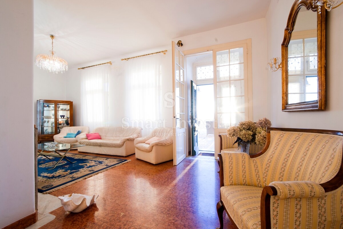 MOŠĆENIČKA DRAGA, villa fronte mare con incantevole giardino