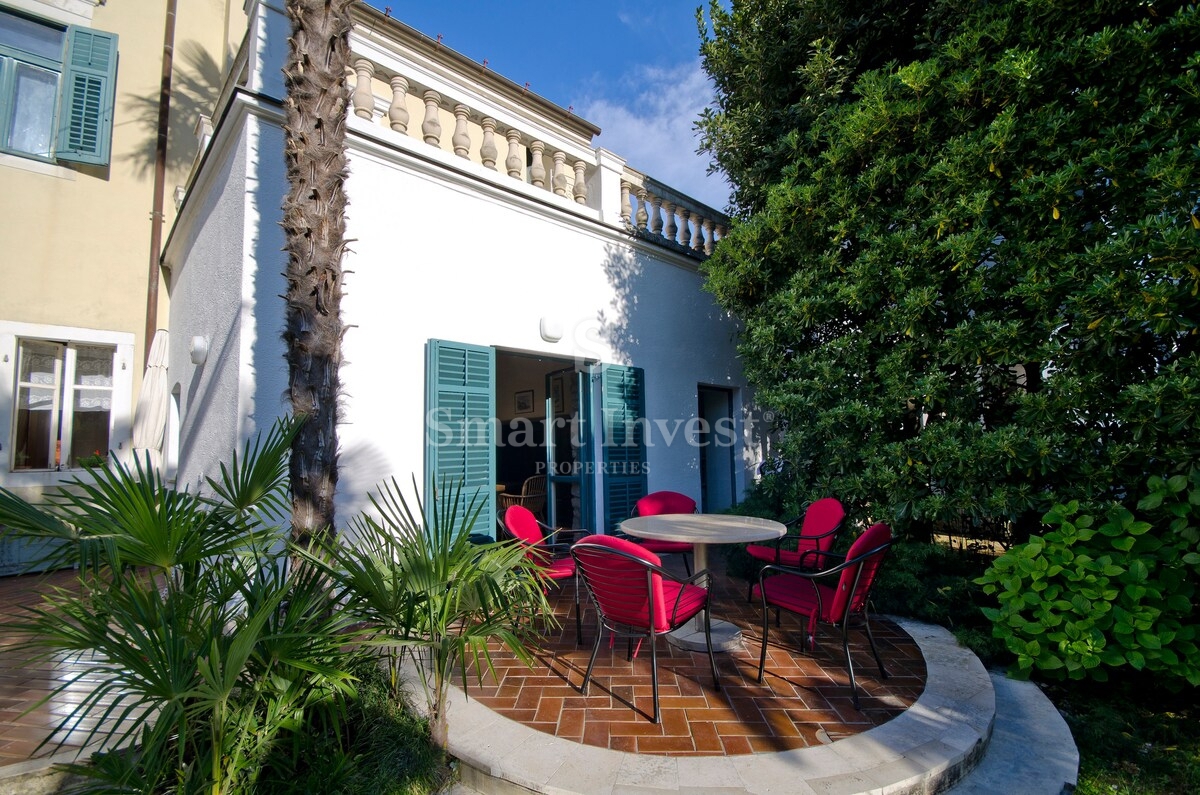 MOŠĆENIČKA DRAGA, villa fronte mare con incantevole giardino
