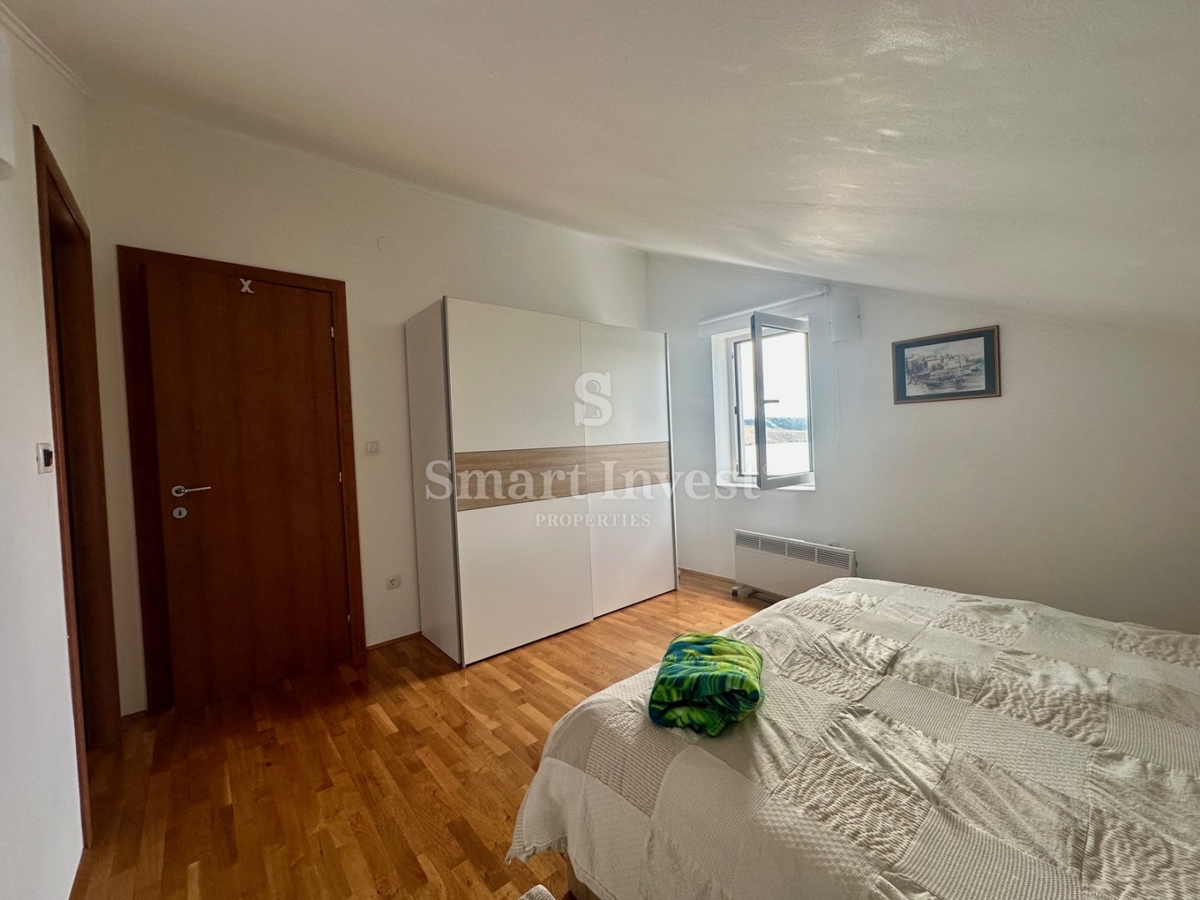 JADRANOVO, appartamento bilocale, 2a fila al mare!