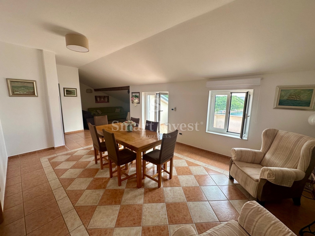 JADRANOVO, appartamento bilocale, 2a fila al mare!