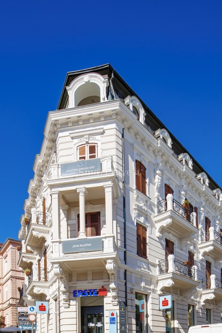 ABBAZIA, appartamento di lusso con balcone in un'antica villa vicino al mare