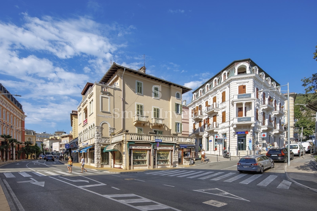 ABBAZIA, appartamento di lusso con balcone in un'antica villa vicino al mare