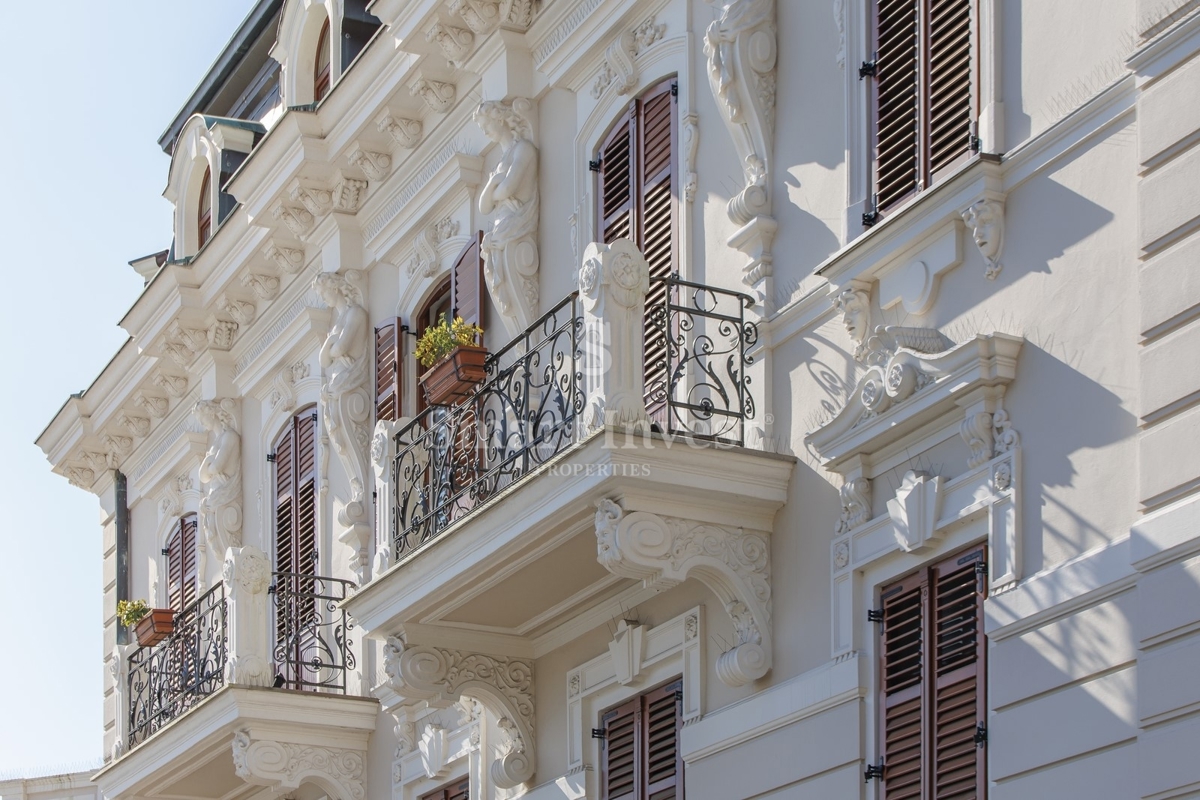 ABBAZIA, appartamento di lusso con balcone in un'antica villa vicino al mare