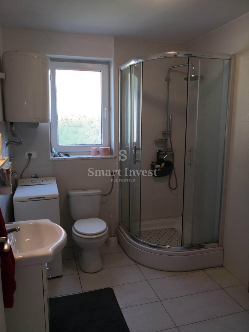 KASTAV, casa con 2 appartamenti e giardino