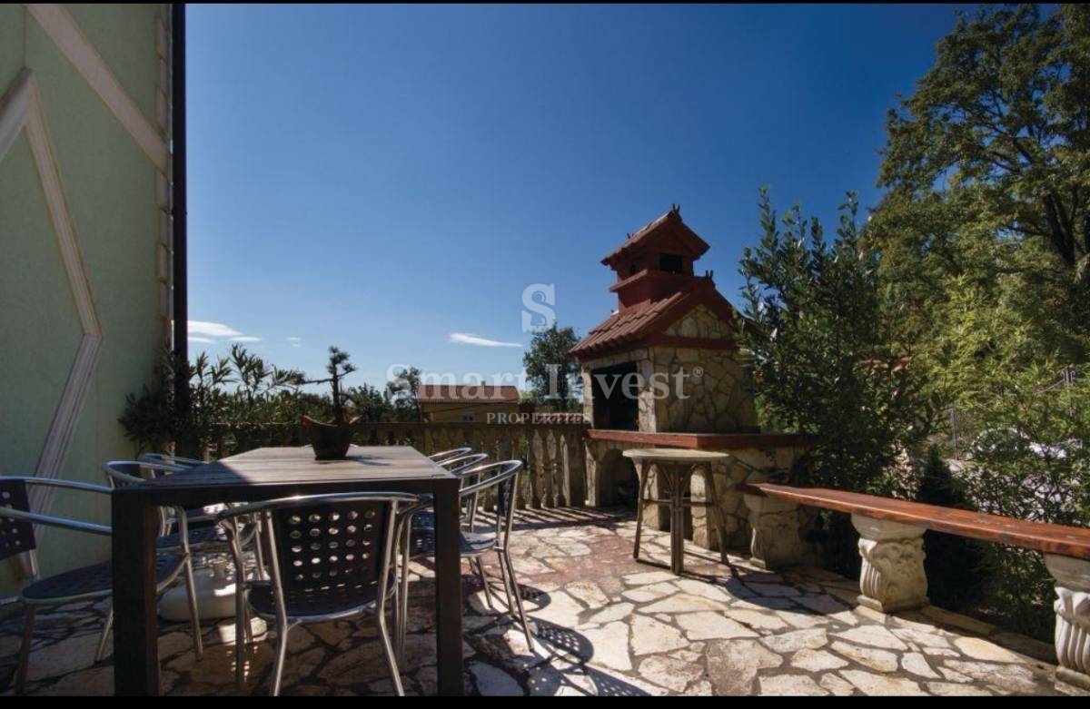 KASTAV, casa con 2 appartamenti e giardino