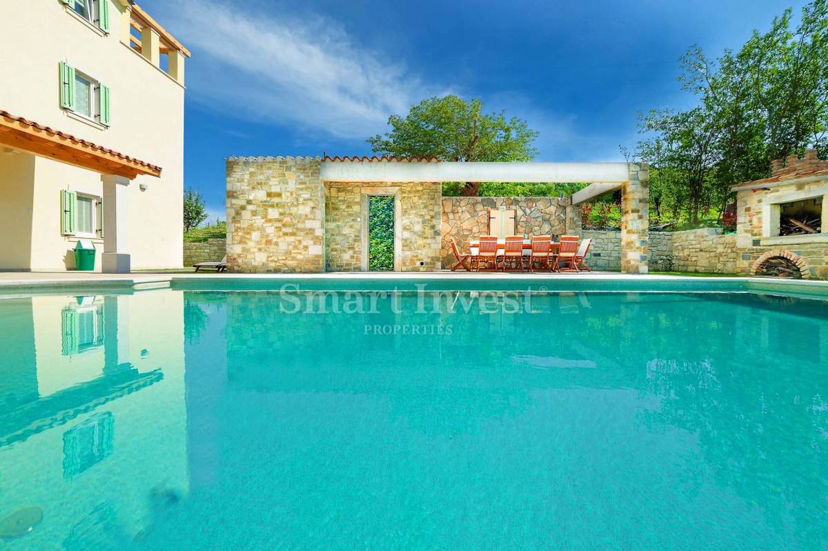 ISTRIA - MOTOVUN, Villa appartata con piscina e vista incantevole, in vendita