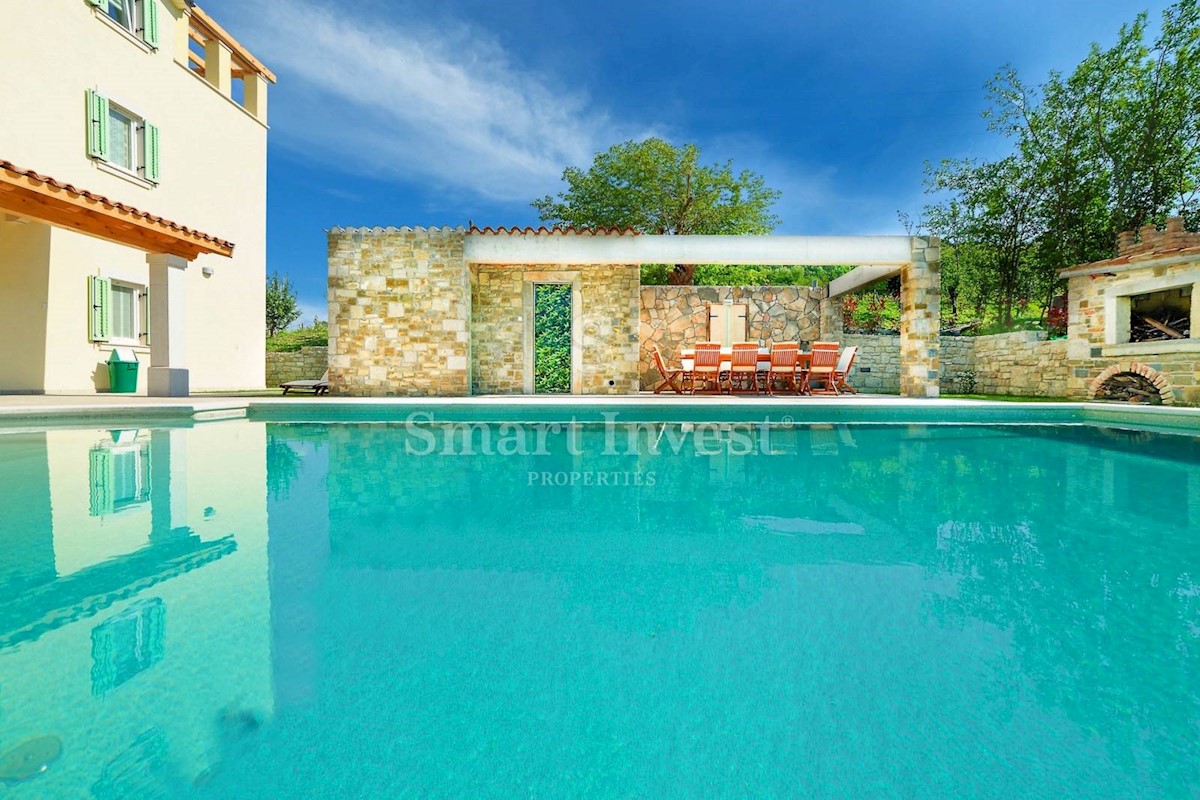 ISTRIA - MOTOVUN, Villa appartata con piscina e vista incantevole, in vendita