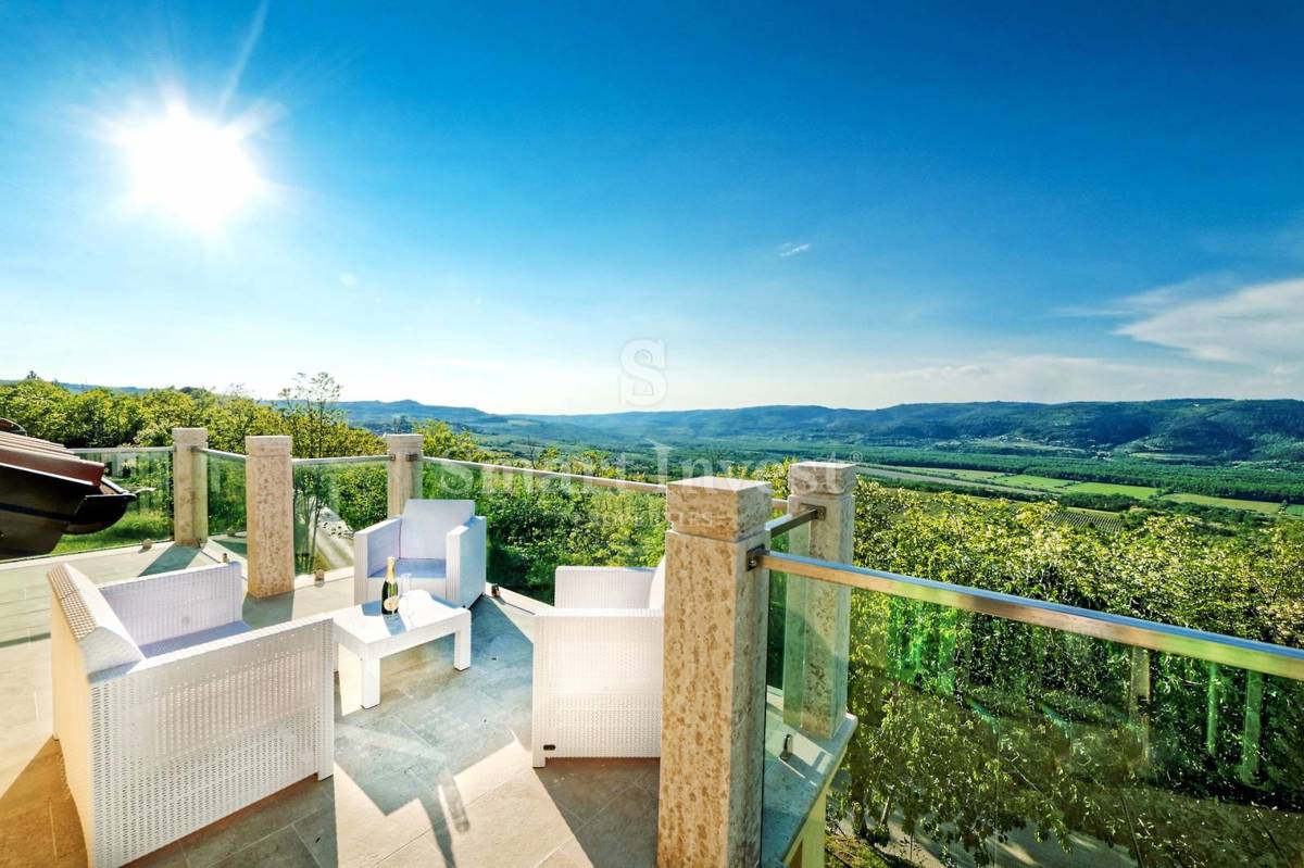 ISTRIA - MOTOVUN, Villa appartata con piscina e vista incantevole, in vendita