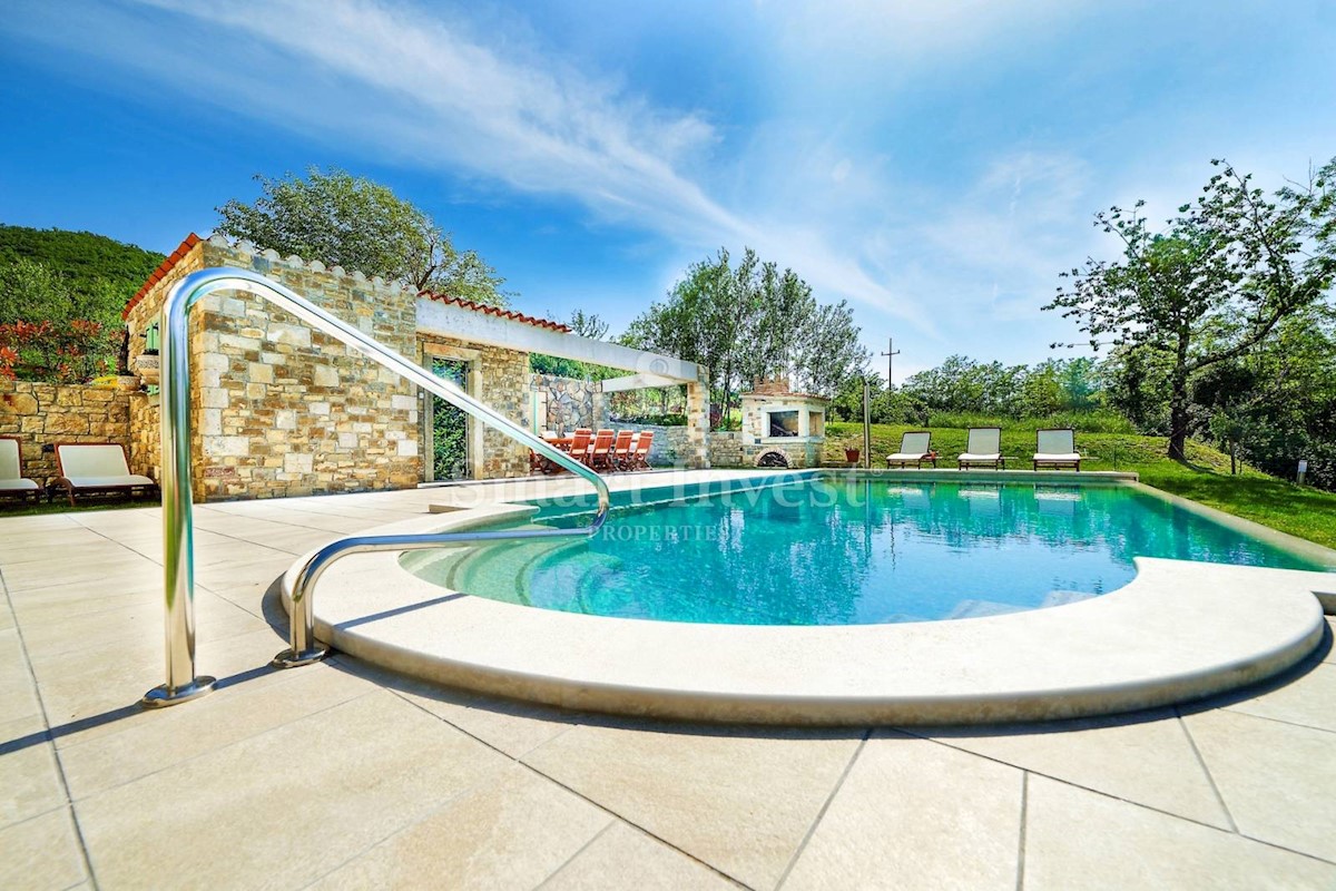 ISTRIA - MOTOVUN, Villa appartata con piscina e vista incantevole, in vendita