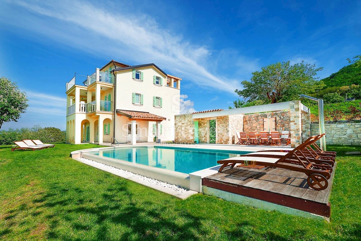 ISTRIA - MOTOVUN, Villa appartata con piscina e vista incantevole, in vendita