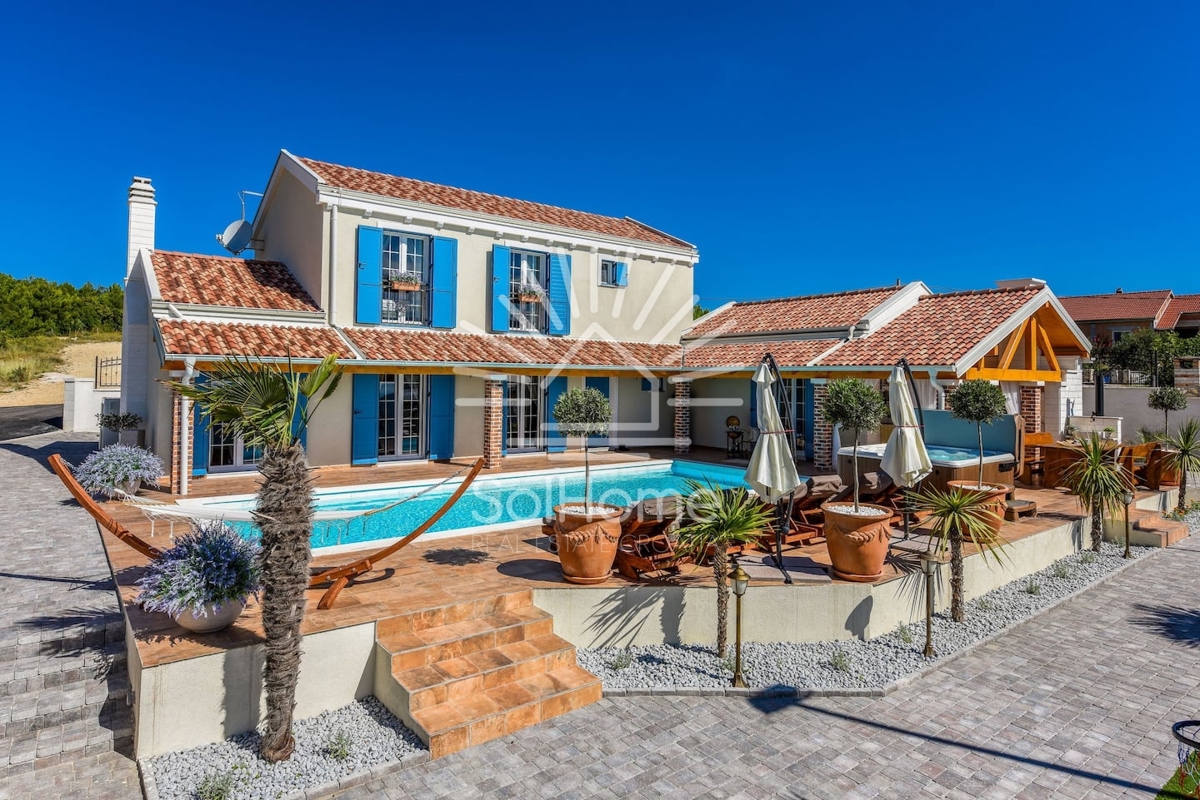 Villa con piscina e campo da tennis