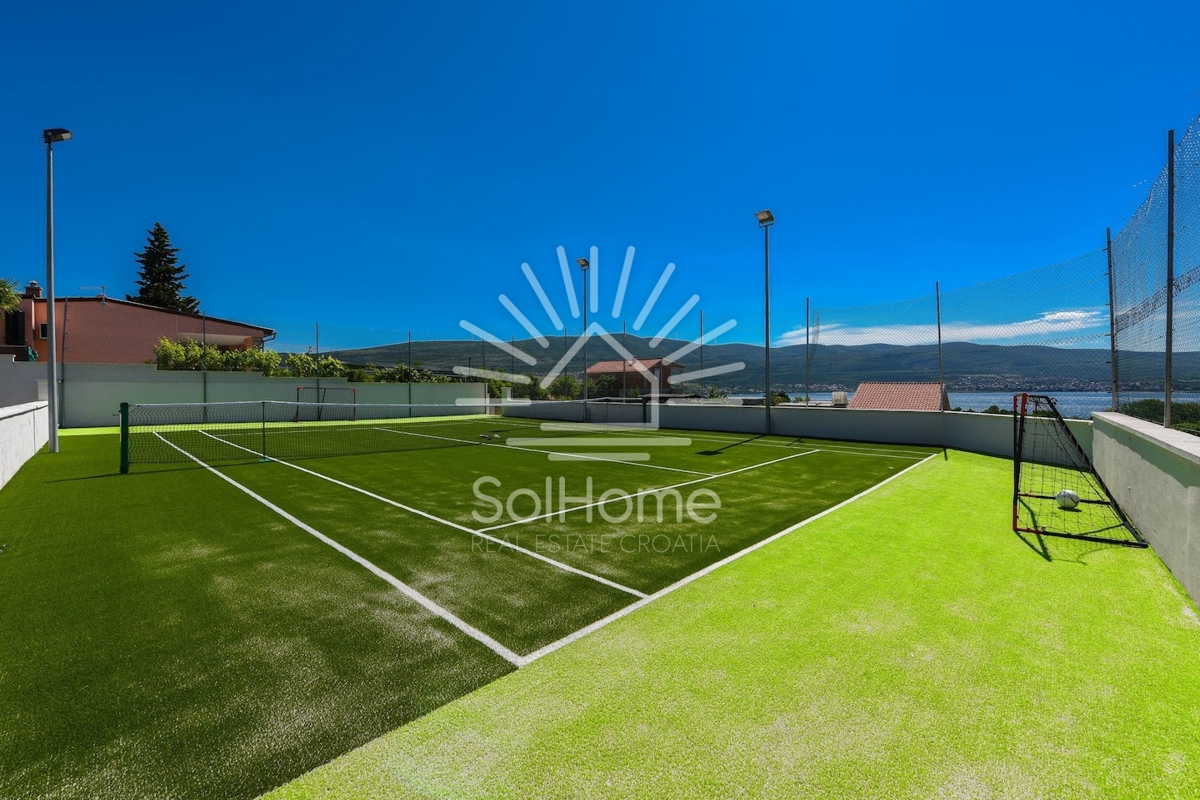 Villa con piscina e campo da tennis