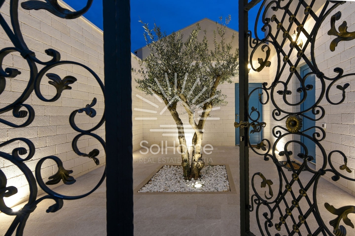 Villa con piscina e campo da tennis