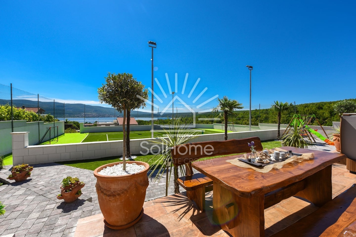 Villa con piscina e campo da tennis