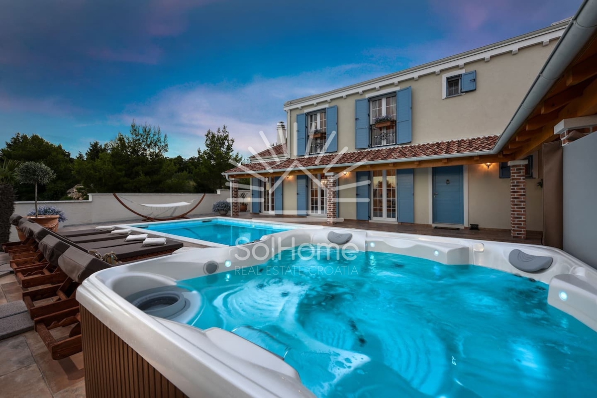 Villa con piscina e campo da tennis