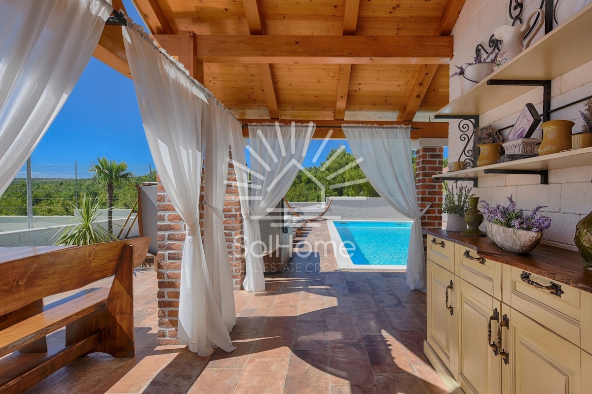 Villa con piscina e campo da tennis