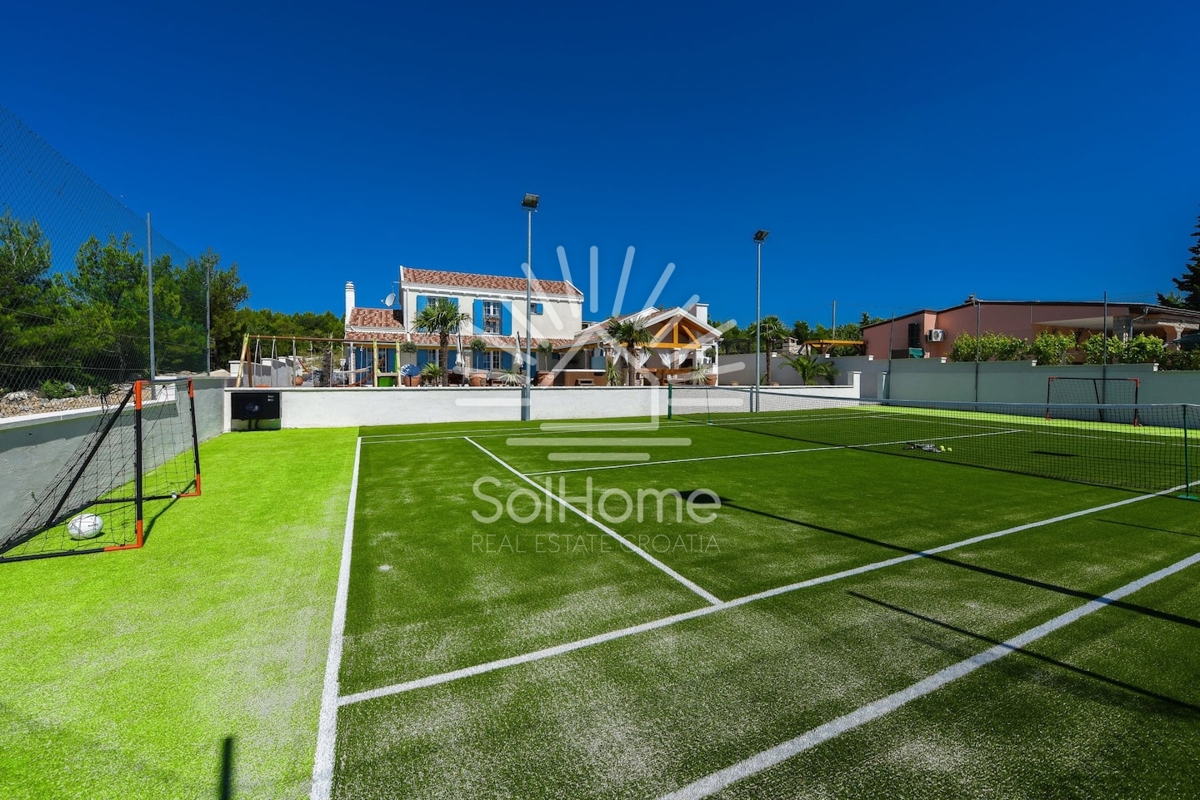 Villa con piscina e campo da tennis