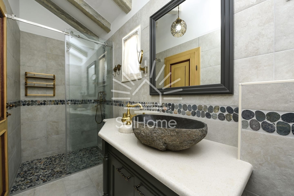 Villa con piscina e campo da tennis