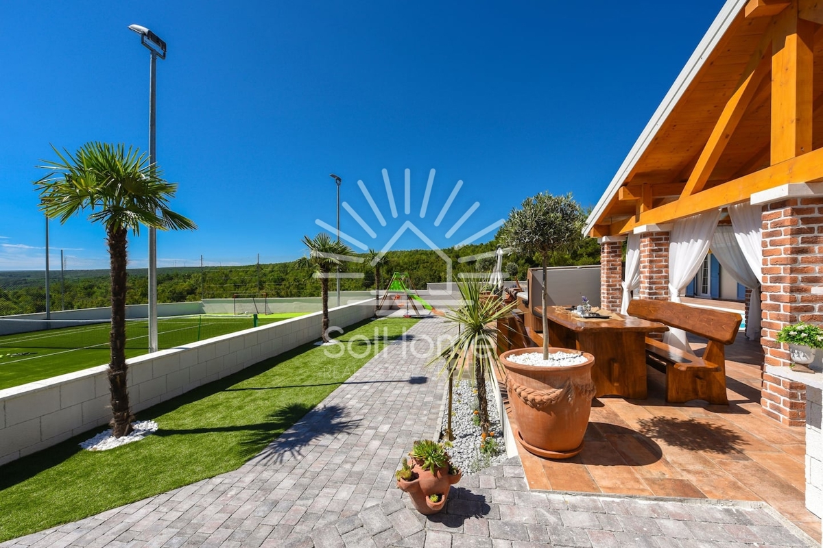 Villa con piscina e campo da tennis