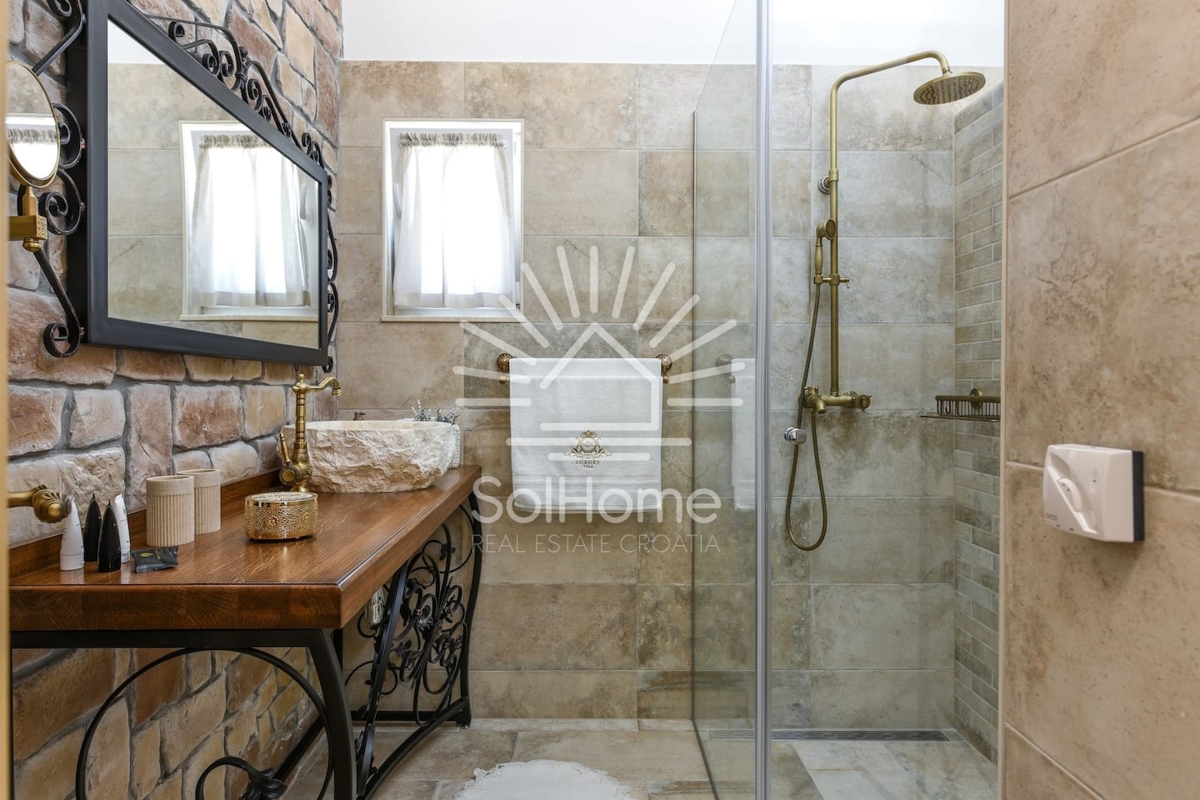 Villa con piscina e campo da tennis