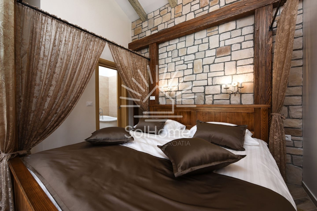 Villa con piscina e campo da tennis