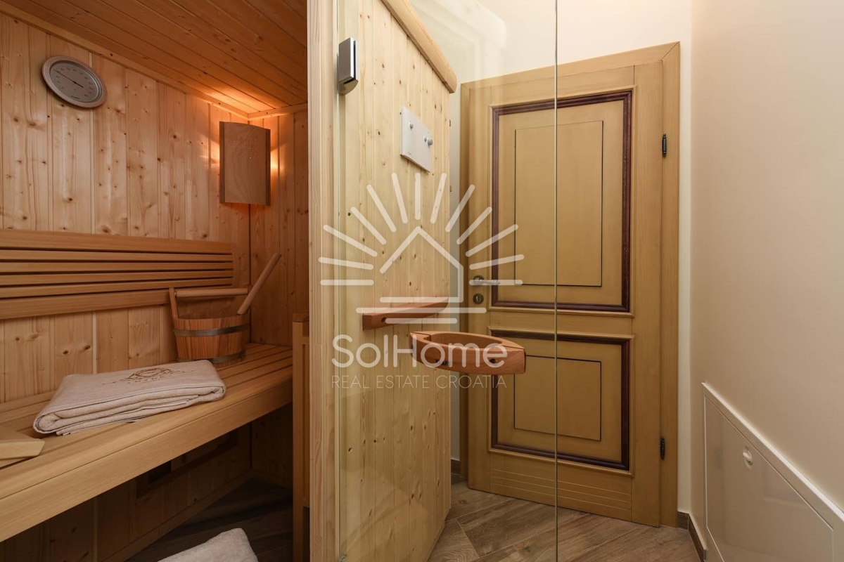 Villa con piscina e campo da tennis