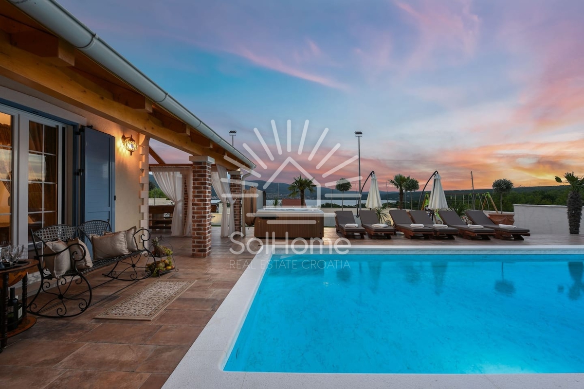 Villa con piscina e campo da tennis