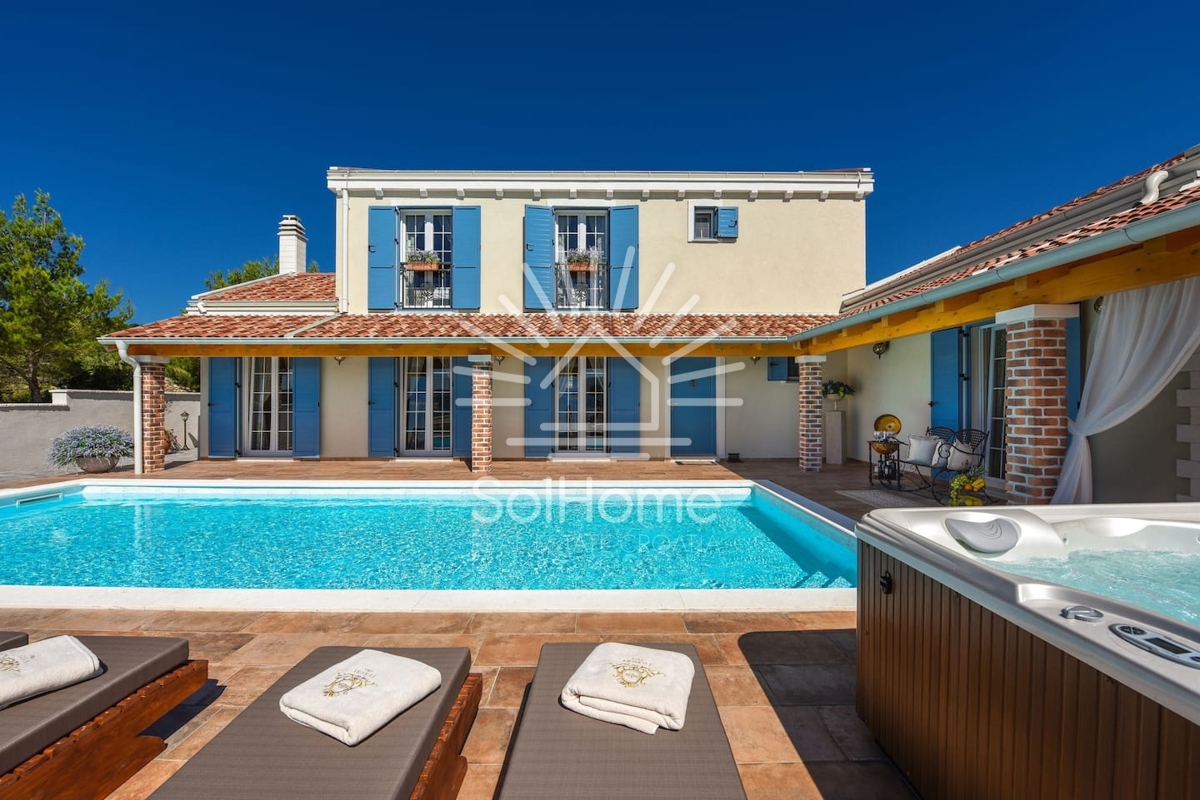 Villa con piscina e campo da tennis