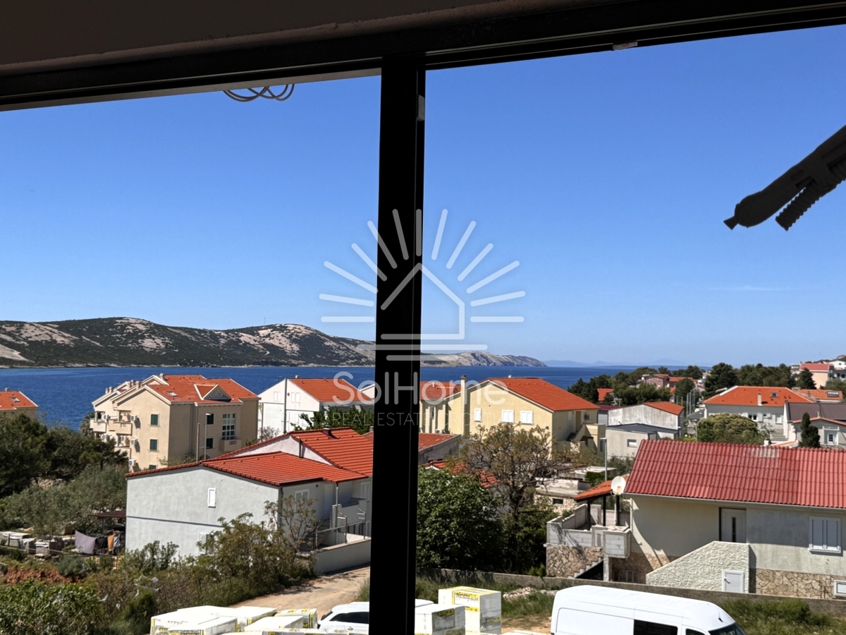 Appartamenti al primo piano sul mare a Novalja.