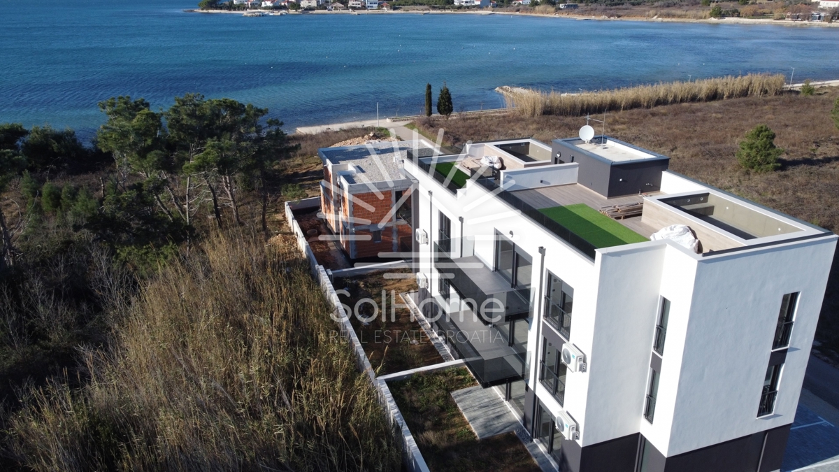 Attico con piscina / Appartamenti a Privlaka vicino a Zara - Croazia