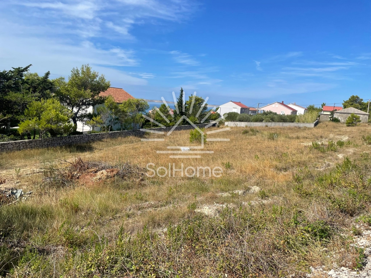 Attraente terreno edificabile con vista sul mare, progetto e permesso di costruzione nella contea di Zara.