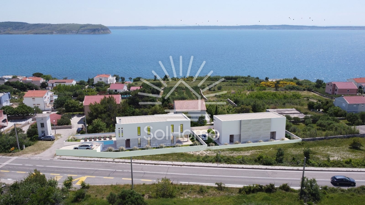 Attraente terreno edificabile con vista sul mare, progetto e permesso di costruzione nella contea di Zara.