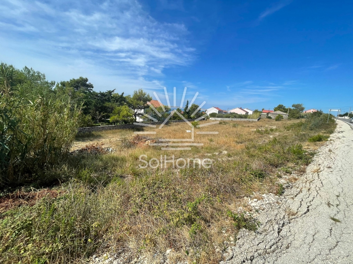 Attraente terreno edificabile con vista sul mare, progetto e permesso di costruzione nella contea di Zara.