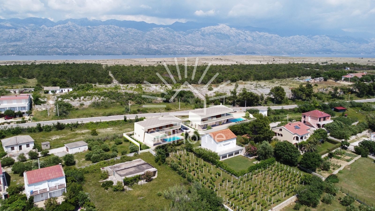 Attraente terreno edificabile con vista sul mare, progetto e permesso di costruzione nella contea di Zara.