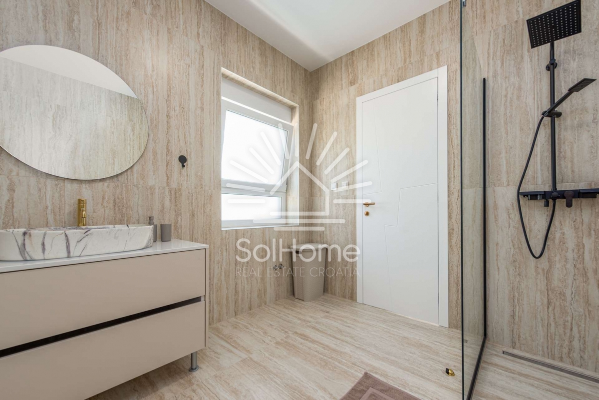 Moderna casa con piscina - Solo 70 metri dal mare, vicino a Zara, Croazia.