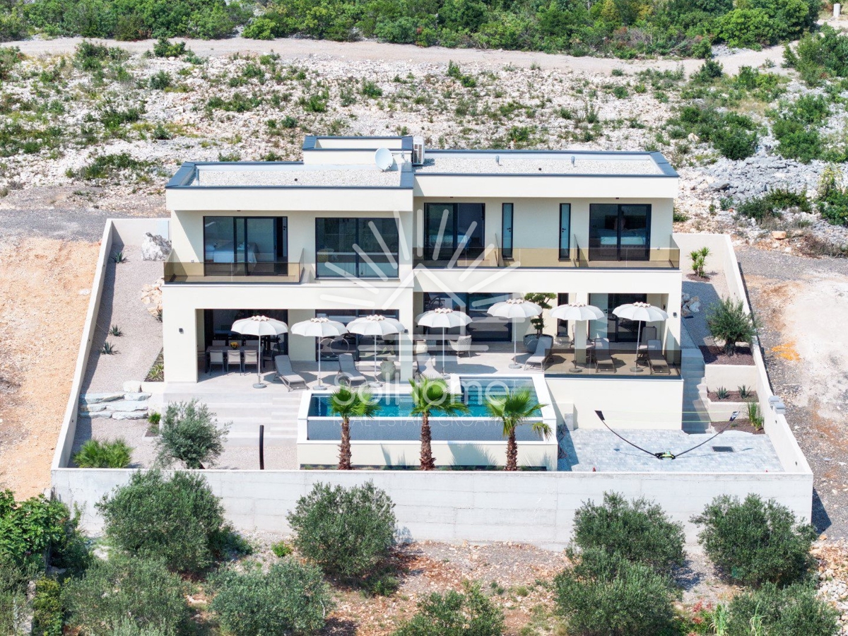 Lussuosa villa a Maslenica vicino a Zara, vicino al mare
