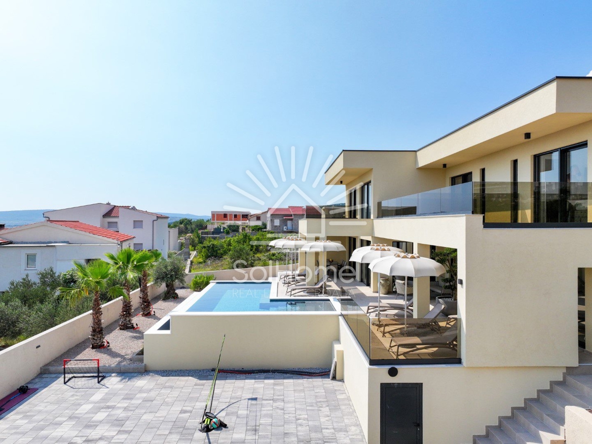 Lussuosa villa a Maslenica vicino a Zara, vicino al mare