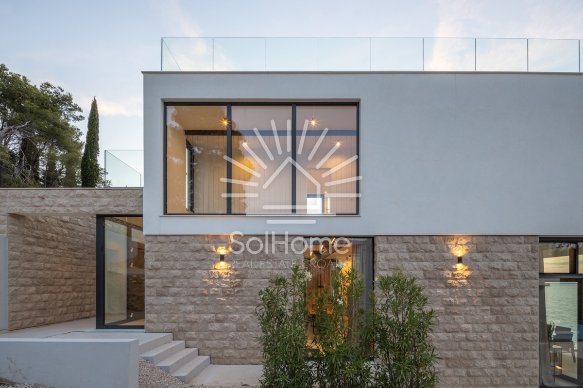 Bellissima villa con vista sul mare e piscina a sfioro sull'isola di Ugljan