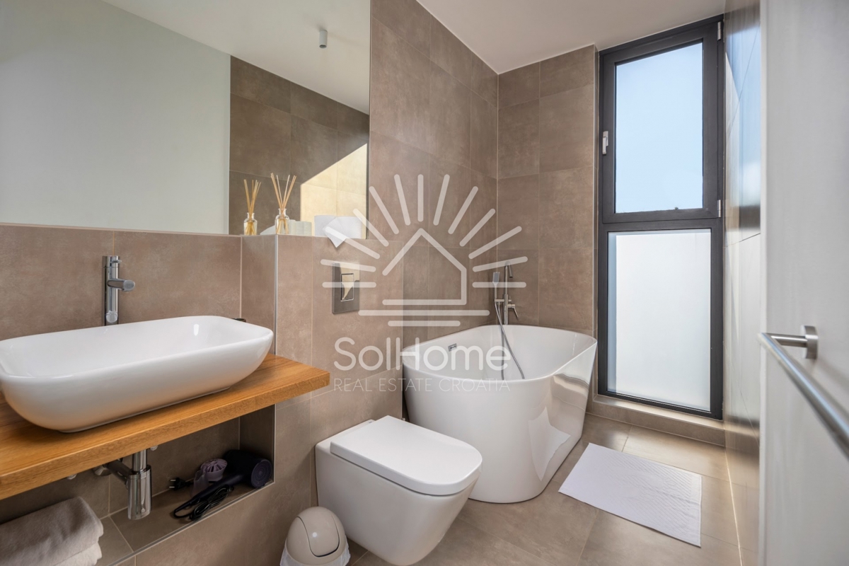 Bellissima villa con vista sul mare e piscina a sfioro sull'isola di Ugljan