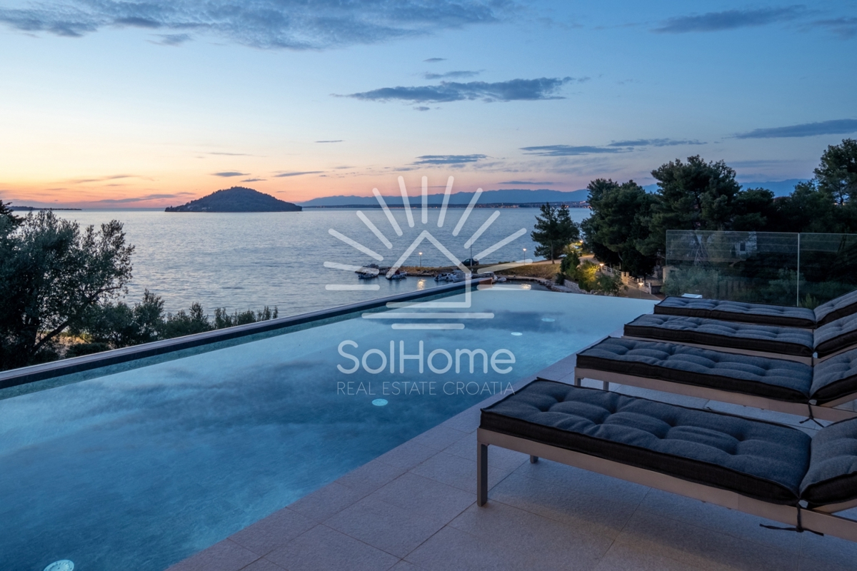 Bellissima villa con vista sul mare e piscina a sfioro sull'isola di Ugljan
