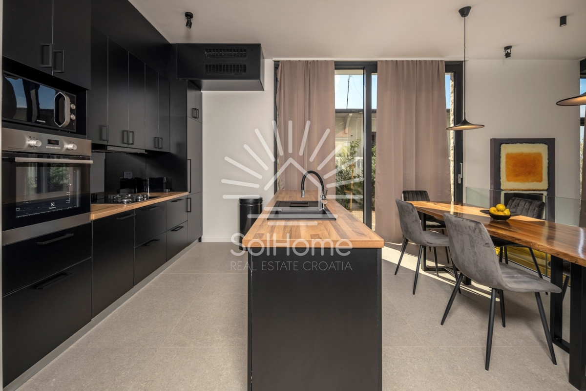 Bellissima villa con vista sul mare e piscina a sfioro sull'isola di Ugljan