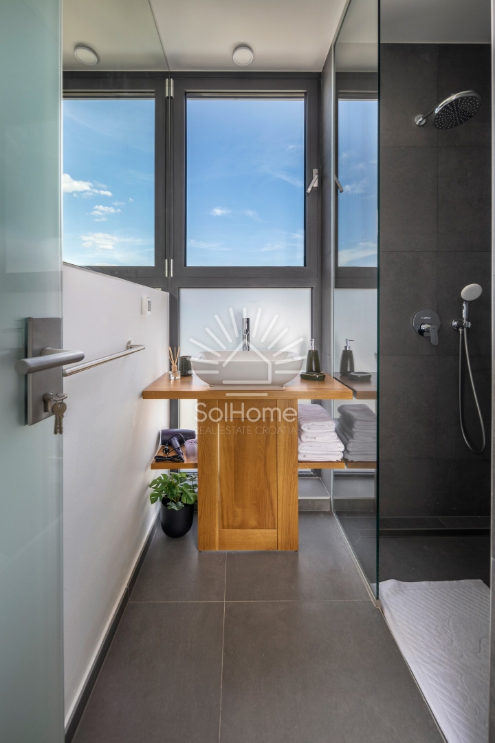 Bellissima villa con vista sul mare e piscina a sfioro sull'isola di Ugljan