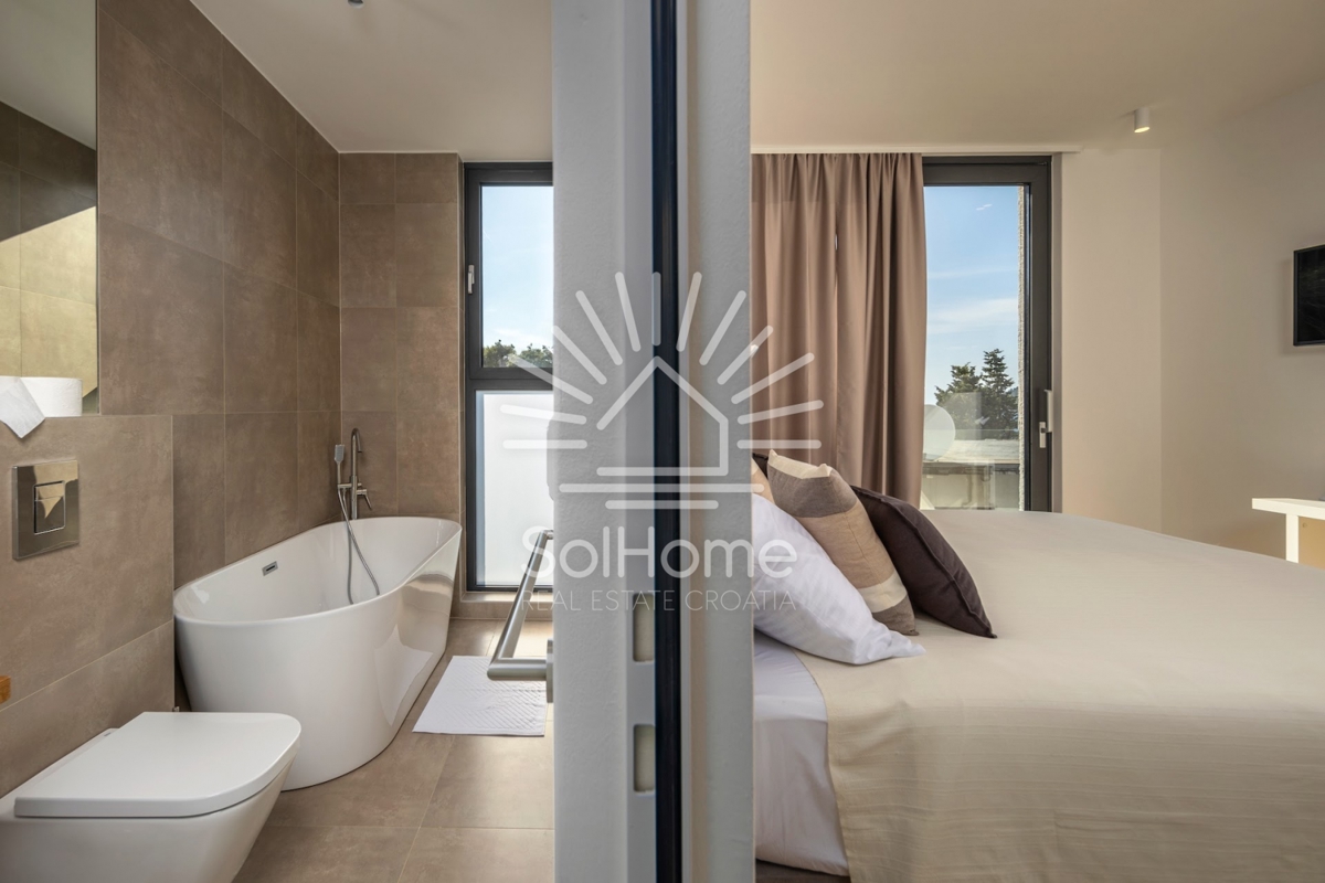 Bellissima villa con vista sul mare e piscina a sfioro sull'isola di Ugljan