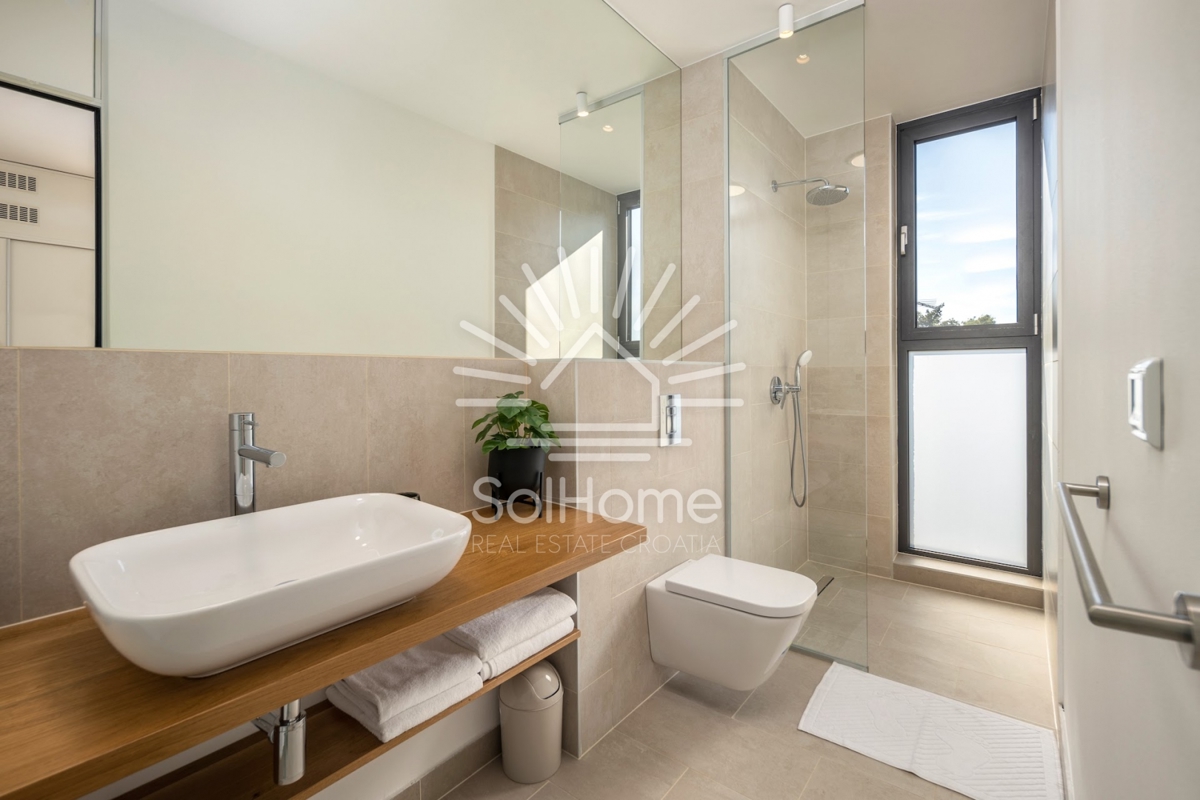 Bellissima villa con vista sul mare e piscina a sfioro sull'isola di Ugljan