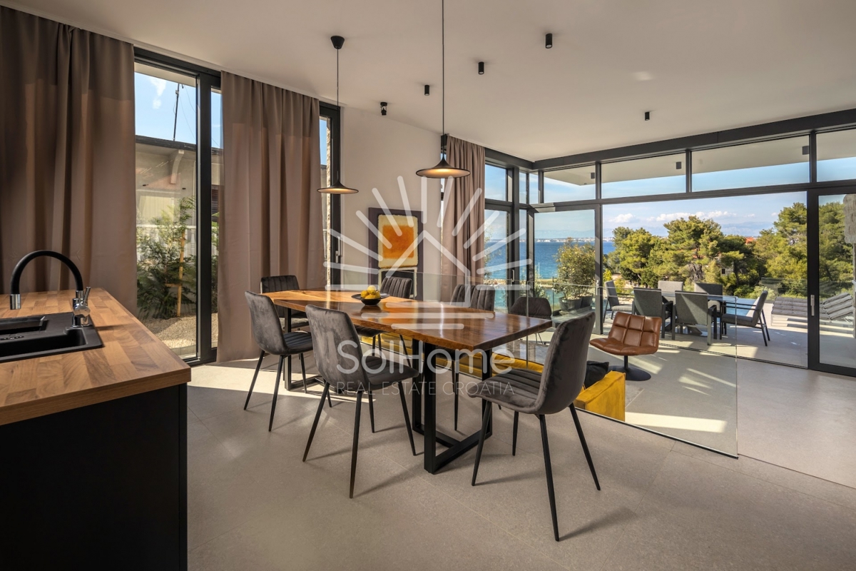 Bellissima villa con vista sul mare e piscina a sfioro sull'isola di Ugljan