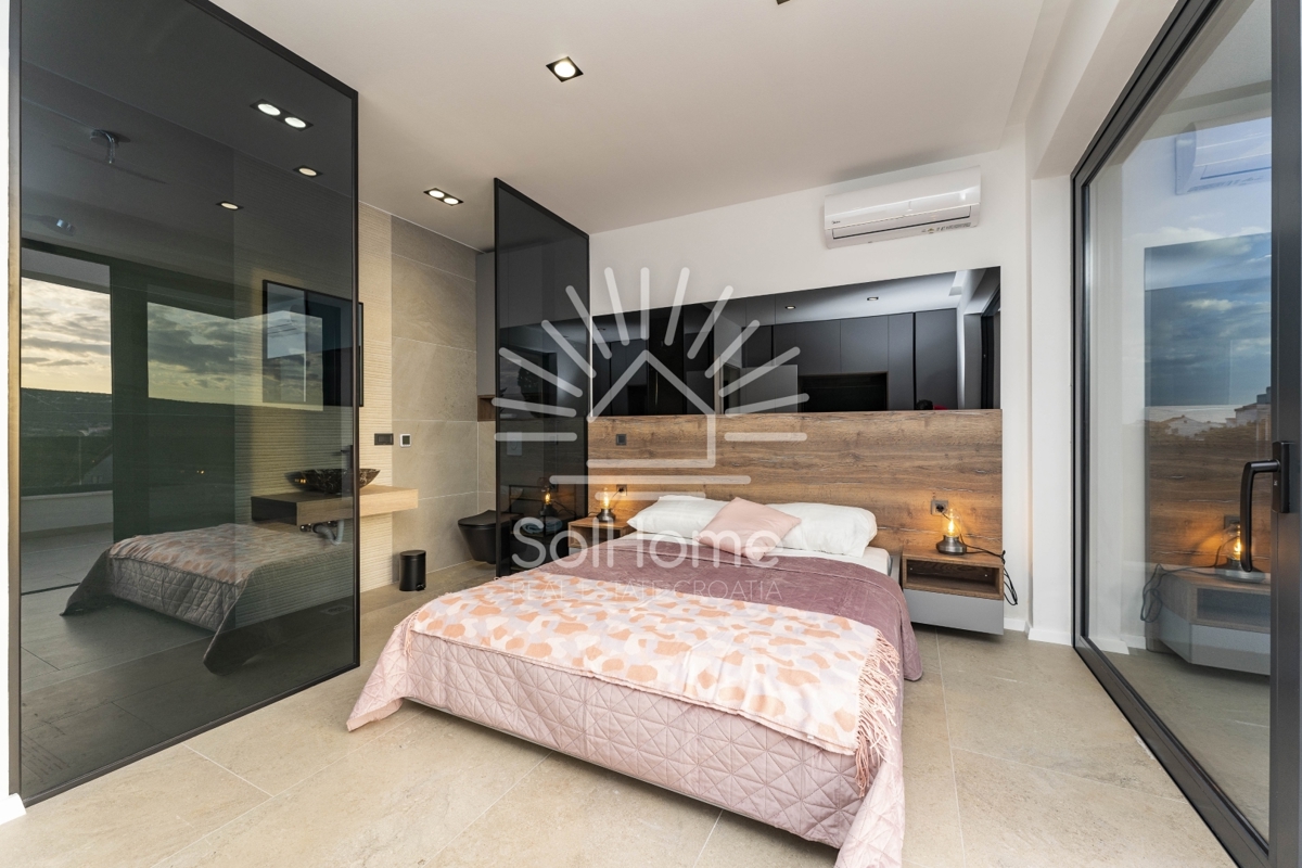 IN VENDITA - Moderna villa con piscina e vista mare a Novalja.