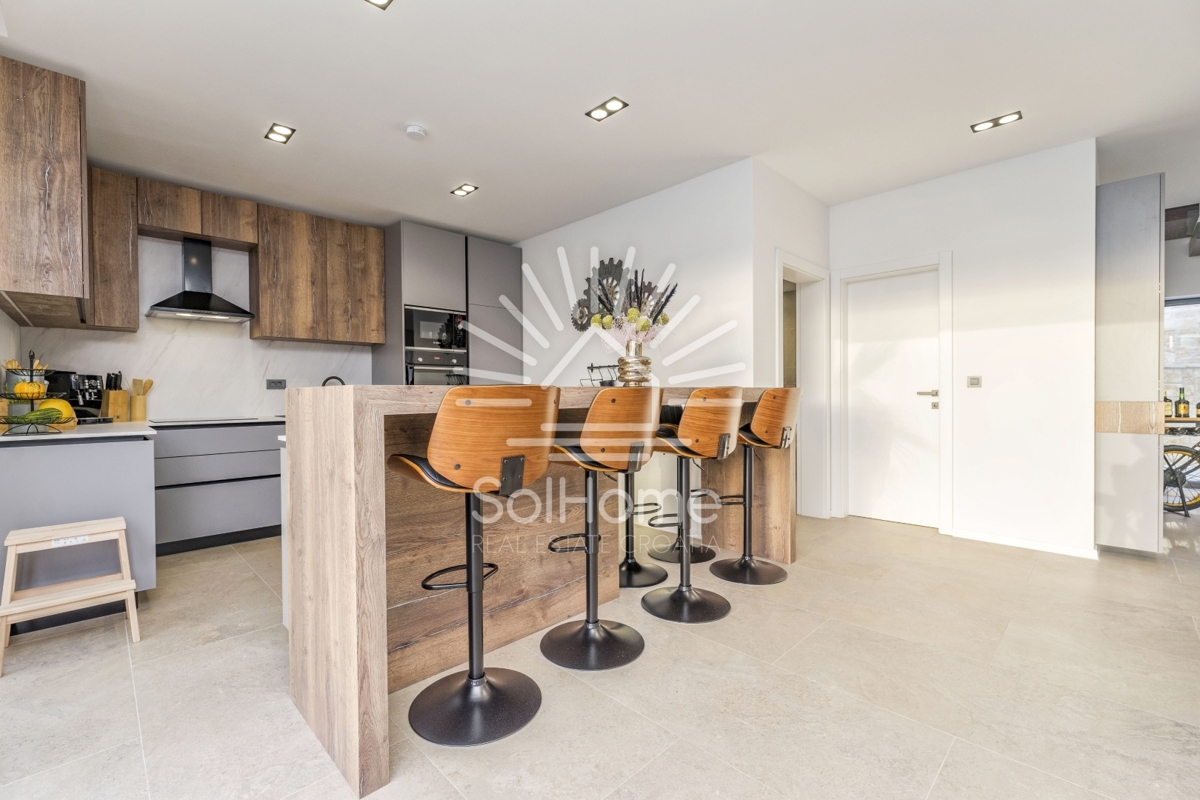 IN VENDITA - Moderna villa con piscina e vista mare a Novalja.