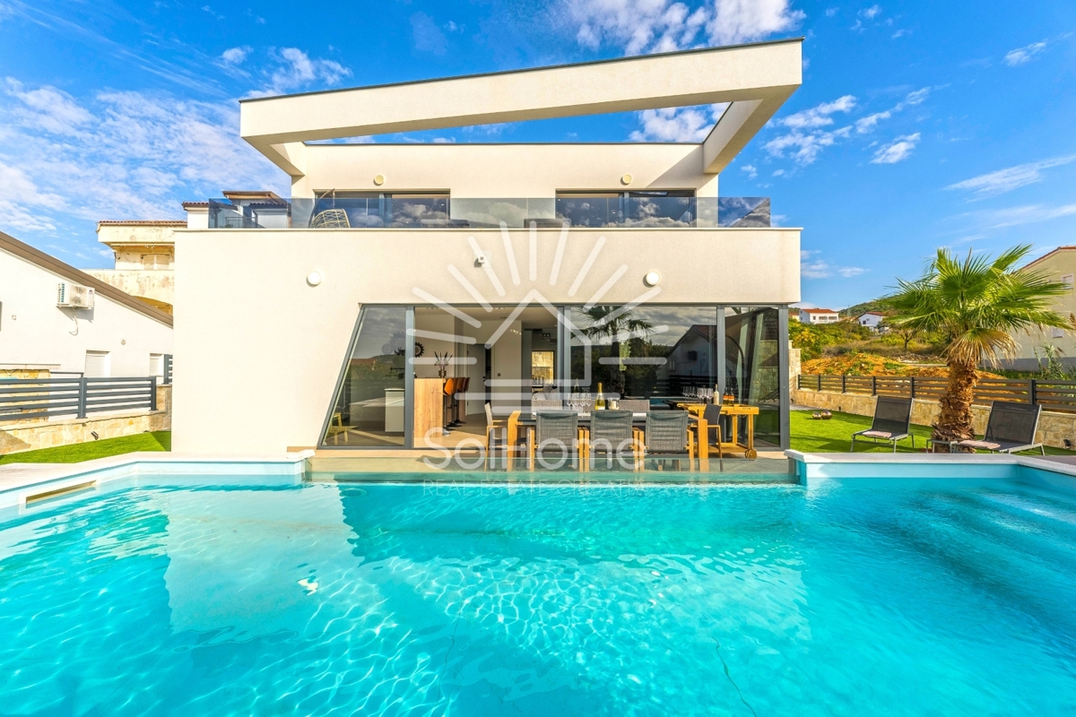 IN VENDITA - Moderna villa con piscina e vista mare a Novalja.