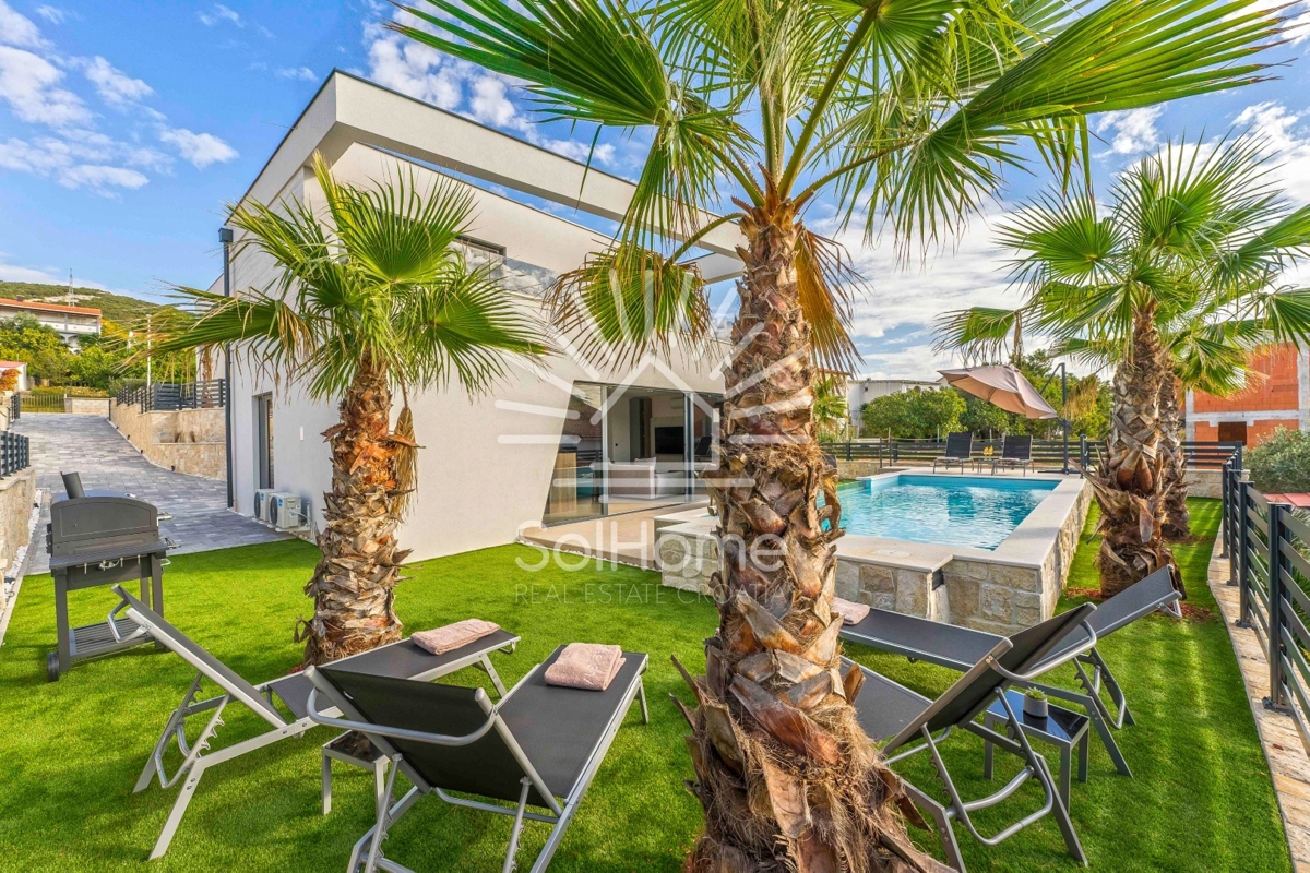 IN VENDITA - Moderna villa con piscina e vista mare a Novalja.