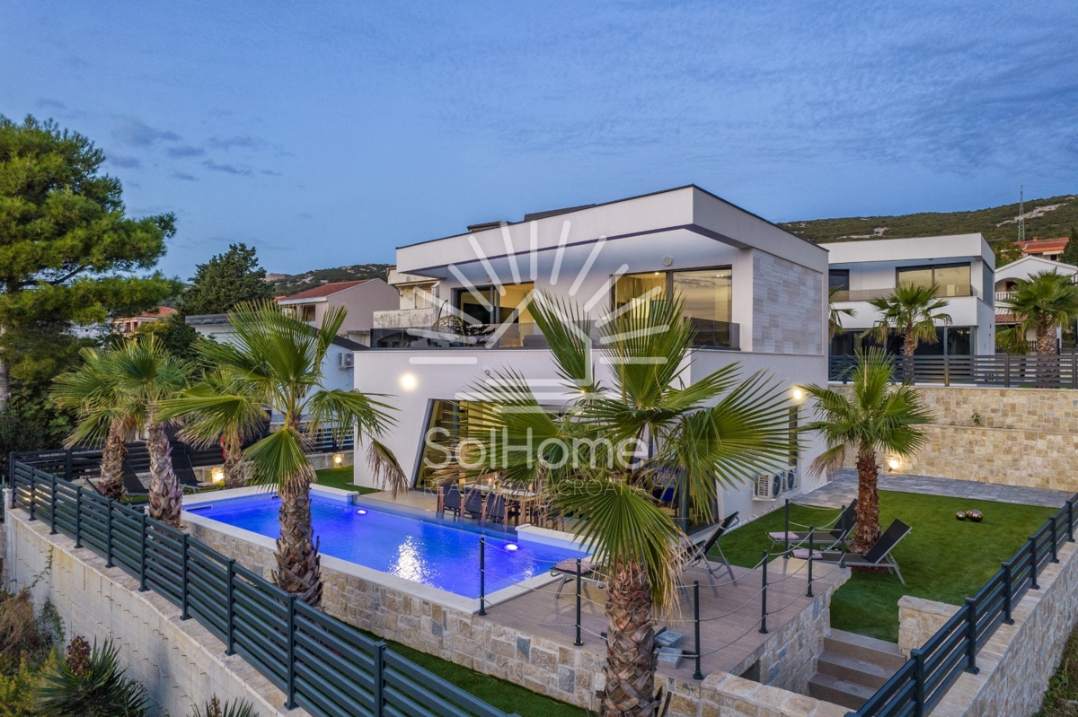 IN VENDITA - Moderna villa con piscina e vista mare a Novalja.